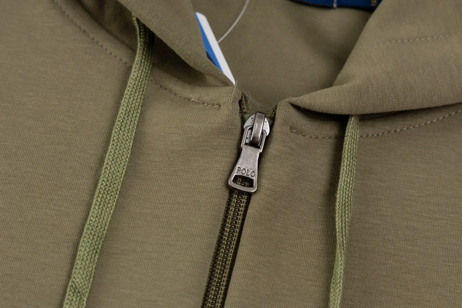 P236 #R95 Ralph Lauren/Ralph Lauren Twelve Color Pony🐎 Embroidered zipper cardigan jacket hooded sweatshirt This hooded sweatshirt is decorated with a simple style that represents Ralph Lauren. It is paired with a pony embroidery pattern, which is three-dimensional and full! The solid color fabric paired with exquisite embroidery instantly sets it off! Hooded sports design, loose and casual fit! The overall texture is very strong! Through the pictures, we can feel the thickness and texture of custom-woven and dyed threads. The workmanship is exquisite. They are shipped from major foreign trade factories. They are all made by masters with many years of experience. Everything is of high standards and requirements! Simple and versatile style ~ super delicate and soft, close to the body without being tied, all fabrics and accessories are original custom-made and of high quality! Perfectly reflects the brand’s sense of superiority! Standard cut, comfortable stretch, unrestricted movement! Highly practical, high-end and classy! Versatile style ~ can be paired with jeans or jogging pants. Ideal for transitioning from your morning commute to weekend events!  Color: Black with red label Black with white label Khaki Navy blue with red label Navy blue with white label White Light gray Dark gray Burgundy Army green Light blue Pink Size: S M L